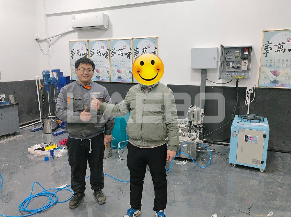 河北某公司1L砂磨機(jī)、150三輥機(jī)調(diào)試成功