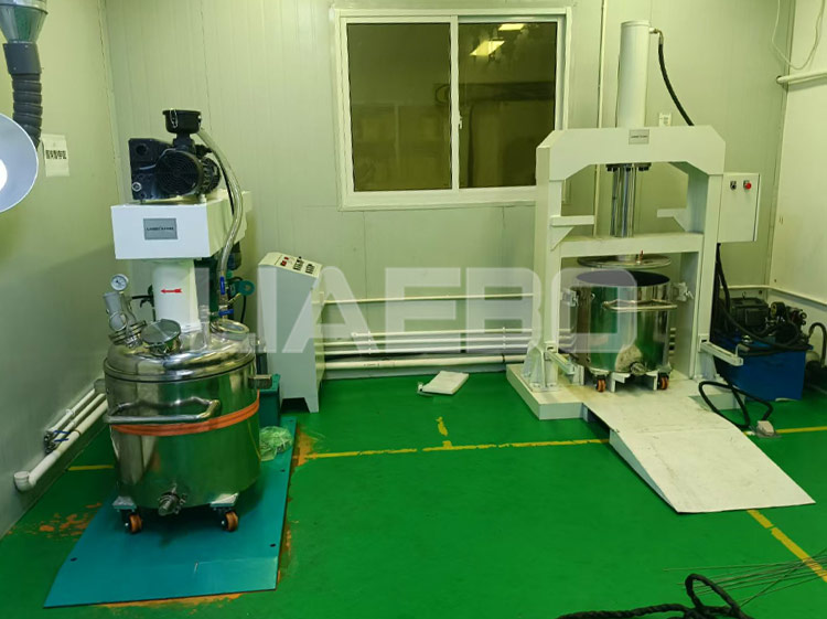 上海某科技有限公司100L同心雙軸和壓料機調(diào)試成功