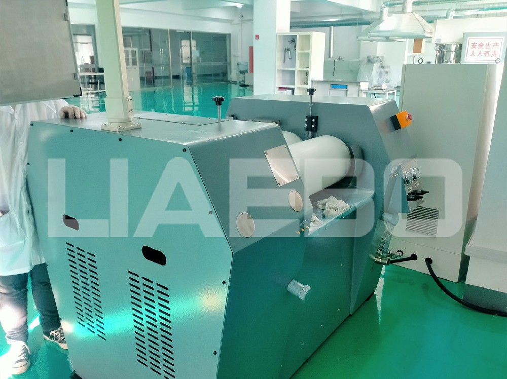 江蘇某公司260平液壓（數(shù)控型）陶瓷三輥研磨機(jī)